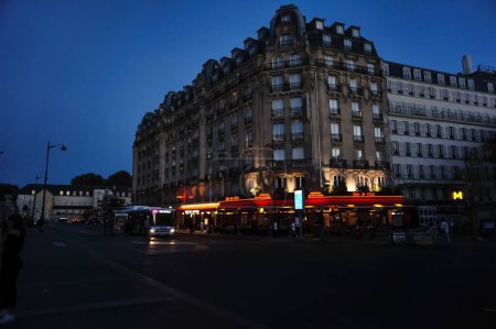 Téléchargez les photos : Paris, France - Sept. 2022 - Vue de nuit sur le Holiday Inn Paris, un hôtel quatre étoiles en face de la Gare de l'Est, à l'angle du boulevard Strasbourg et de la rue du 8 mai 1945 - en image libre de droit
