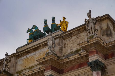 Téléchargez les photos : Paris, France - Avril 2022 - Cuivre quadriga au sommet de l'Arc de Triomphe du Carroussel, qui marque la victoire de la bataille d'Austerlitz par l'empereur Napoléon, à l'entrée des Jardins des Tuileries - en image libre de droit