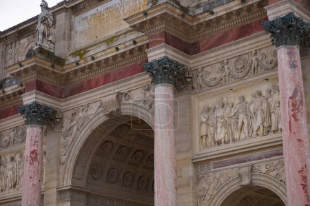 Téléchargez les photos : Paris, France - Avril 2022 - Détail de l'arche de triomphe du Carrousel, qui marque la victoire d'Austerlitz de l'empereur Napoléon, avec des colonnes de marbre rouge, à l'entrée des jardins des Tuileries - en image libre de droit