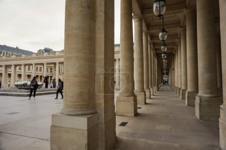 Téléchargez les photos : Paris, France - Avril 2022 - Portique à colonnade de la Galerie d'Orléans, qui sépare la cour d'honneur du jardin, au Palais-Royal, dans le 1er arrondissement - en image libre de droit