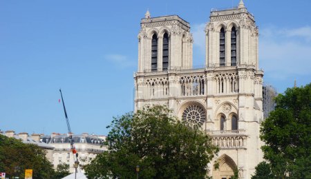 Foto de Notre-Dame de Paris, a partir de abril de 2019; esta catedral gótica, uno de los sitios declarados Patrimonio de la Humanidad de Francia, fue severamente dañada por un incendio en 2019 - Imagen libre de derechos