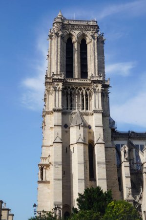 Foto de Notre-Dame de Paris, a partir de abril de 2019; esta catedral gótica, uno de los sitios declarados Patrimonio de la Humanidad de Francia, fue severamente dañada por un incendio en 2019 - Imagen libre de derechos