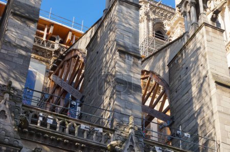 Téléchargez les photos : Paris, France - 24 avril 2021 - Site de reconstruction de la cathédrale Notre-Dame, endommagé par un incendie en 2019 : pour éviter l'effondrement du bâtiment, les contreforts volants sont soutenus par des structures en bois - en image libre de droit