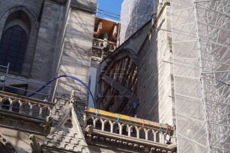 Foto de París, Francia - 24 de abril de 2021 - Sitio de reconstrucción de la catedral de Notre-Dame, dañado por un incendio en 2019: para evitar el colapso del edificio, los contrafuertes voladores se apoyan en estructuras de madera - Imagen libre de derechos