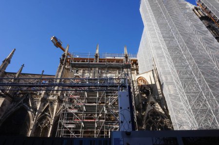Foto de París, Francia - 24 de abril de 2021 - Sitio de reconstrucción de la catedral medieval de Notre-Dame, dañada por un incendio en 2019: aquí, la nave del edificio gótico está flanqueada con enormes andamios - Imagen libre de derechos