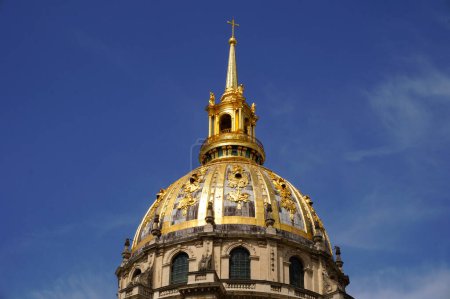 Foto de La conocida cúpula dorada de los Inválidos, cúpula de linterna y torreta de la capilla real de los Inválidos, en París, Francia - Imagen libre de derechos