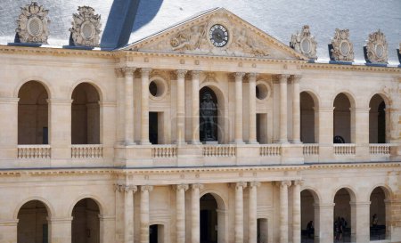 Téléchargez les photos : Paris, France - Juillet 2019 - Façade intérieure de l'Hôtel des Invalides de style classique - en image libre de droit