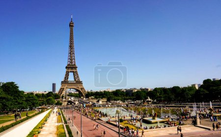 Foto de La Torre Eiffel en París, Francia; fuentes y estanques en los abarrotados jardines del Trocadero, frente al Puente de Ina, visto desde la explanada de Trocadero en el eje del Parque del Campo de Marte - Imagen libre de derechos