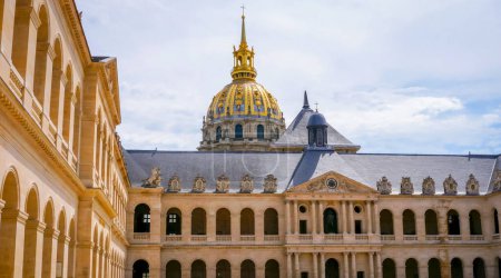 Téléchargez les photos : Hôtel des Invalides, dominé par une tour de lanterne dorée surmontée d'un dôme, patrimoine mondial de l'UNESCO - en image libre de droit