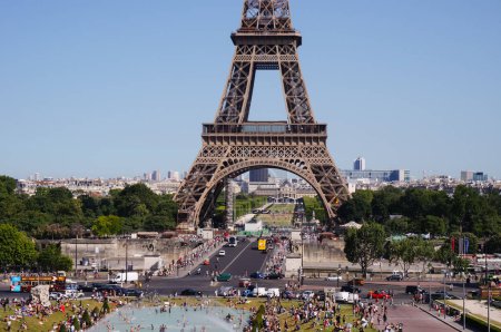 Foto de Paris, France - June 2019 - The crowded arch bridge Pont d'Ina, full of tourists, over the River Seine at the foot of the world-famous Eiffel Tower, the highly touristy symbol of the French capital - Imagen libre de derechos