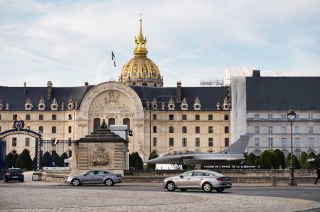 Foto de Hotel des Invalides (Museo del Ejército), dominado por una cúpula coronada por una linterna dorada, Patrimonio de la Humanidad por la UNESCO - Imagen libre de derechos