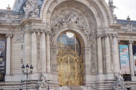 Téléchargez les photos : Paris, France - Sept. 2022 - Entrée du Petit Palais, avec une porte voûtée avec un archivage sculpté et un portail doré, flanqué de colonnes ; c'est aujourd'hui un musée d'art - en image libre de droit