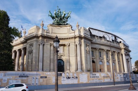 Foto de París, Francia - Sept. 2022 - Fachada lateral del Grand Palais (Gran Palacio), un lugar para eventos construido a finales de la década de 1890, también alberga el Palais de la Decouverte (Palacio del Descubrimiento), un museo de ciencias - Imagen libre de derechos