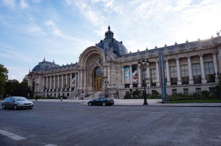 Photo for Paris, France - Sept. 2022 - Main facade of the Petit Palais ("Small Palace"), on Winston Churchill Avenue (8th arrondissement) ; built for the 1900 World Fair, it is now the Paris Fine Arts Museum - Royalty Free Image