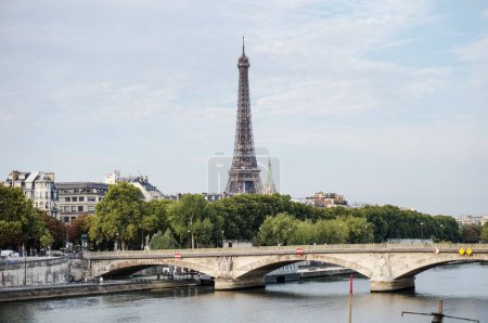 Foto de Vista sobre el río Sena desde el puente Alexandre III, que muestra el Pont des Invalides, el Quai d 'Orsay arbolado, el campanario de la Iglesia protestante americana y la Torre Eiffel, en París, en Francia - Imagen libre de derechos