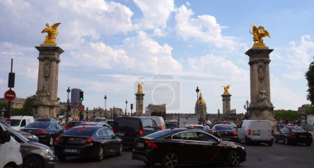 Foto de París, Francia - Julio 2019 - Atasco de tráfico en hora punta en Pont Alexandre III, frente al Hotel National des Invalides - Imagen libre de derechos