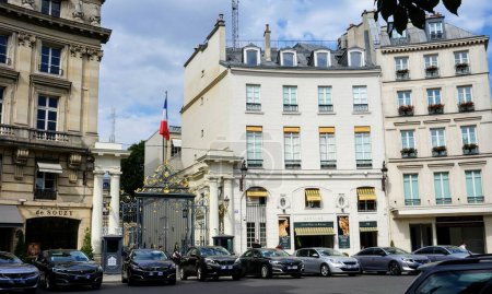 Foto de Place Beauvau, París, Francia - 10 de julio de 2019 - Portal del Hotel de Beauvau, sede del Ministerio del Interior francés, con una serie de coches, incluidos los nuevos Peugeot 508 sedanes estacionados en la plaza - Imagen libre de derechos