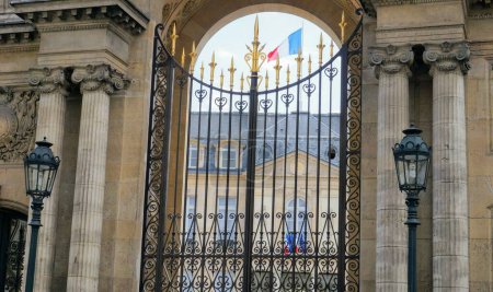Foto de París, Francia - Puerta de entrada del Palacio Elíseo, sede de la Presidencia de la República Francesa y residencia del jefe de Estado francés, adornada con banderas francesas - Imagen libre de derechos