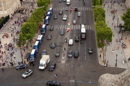 Foto de París, Francia - Julio 2019 - Vista panorámica desde lo alto del Arco del Triunfo - Imagen libre de derechos