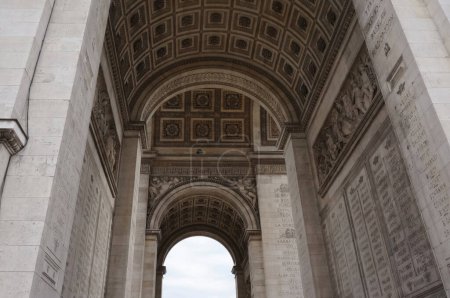 Téléchargez les photos : Paris, France - Juillet 2019 - Arc de Triomphe (Arc de Triomphe) sur la place Charles de Gaulle (aussi connue sous le nom de Place de l'toile), richement décorée de bas-reliefs, notamment la frise sous le grenier - en image libre de droit