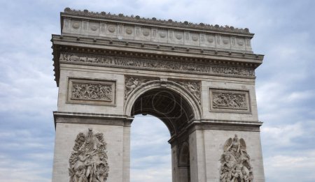 Téléchargez les photos : Paris, France - Juillet 2019 - Arc de Triomphe (Arc de Triomphe) sur la place Charles de Gaulle (aussi connue sous le nom de Place de l'toile), richement décorée de bas-reliefs, notamment la frise sous le grenier - en image libre de droit