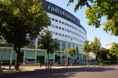 Foto de President Kennedy Avenue, París, Francia - Junio 2019 - Vestíbulo de entrada de vidrio Porte de Seine of the Radio House (Maison de la Radio o Maison de Radio France), sede de la radio pública francesa - Imagen libre de derechos