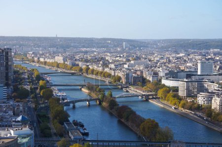 Foto de París, Francia - Nov. 2022 - Vista general desde la Torre Eiffel sobre el Sena, que separa el distrito 15 del 16; los puentes Bir-Hakeim, Grenelle y Mirabeau cruzan el río - Imagen libre de derechos