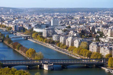 Foto de París, Francia - Nov. 2022 - Vista general desde la Torre Eiffel sobre el distrito 16, con el puente Bir-Hakeim y la Radio House redonda en Pdt. Avenida Kennedy, frente al puente Grenelle - Imagen libre de derechos