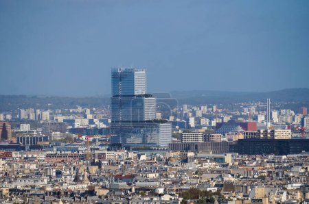Foto de París, Francia - Nov. 2022 - Vista general desde la Torre Eiffel en el barrio de Batignolles, en el distrito 17, dominado por el rascacielos de cristal del Tribunal Judicial, en Porte de Clichy - Imagen libre de derechos