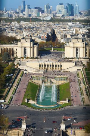 Téléchargez les photos : Paris, France - Novembre 2022 - Vue aérienne sur le Palais Chaillot et les Jardins du Trocadéro, avec son étang, depuis la Tour Eiffel ; de loin, gratte-ciel de La Dfense, le plus grand quartier d'affaires d'Europe - en image libre de droit