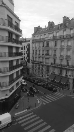 Foto de París, Francia - Julio 2019 - Foto en blanco y negro de la intersección de las calles Rue de la Pompe y Rue Longchamp, bordeada por edificios de apartamentos de estilo Haussmann con balcones, en el distrito 16 - Imagen libre de derechos