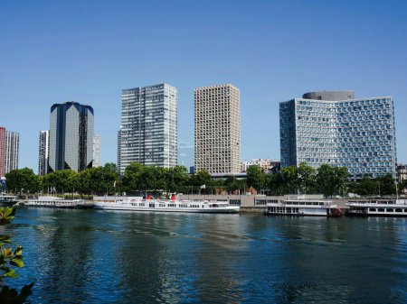 Téléchargez les photos : Tours et gratte-ciel à Paris, France, utilisés comme immeubles de bureaux ainsi que des immeubles de bureaux, au bord de l'eau devant des barges sur la Seine dans le Quai de Grenelle, Quartier Front de Seine - en image libre de droit