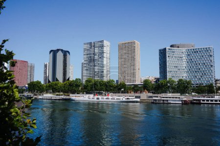 Foto de París, Francia - Julio 2019 - Torres en Quai de Grenelle, frente al Sena, junto al río Sena frente a las barcazas, incluyendo Novotel, Cristal, Perspectiva 2, Espace 2000 y Mirabeau Towers - Imagen libre de derechos