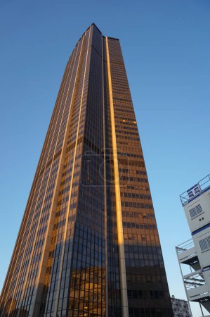 Téléchargez les photos : Paris, France - Avril 2021 - Vue à angle bas au coucher du soleil de la tour Montparnasse de 210 mètres de haut, un gratte-ciel en verre et un centre d'affaires construit dans les années 1970 dans le 15ème arrondissement de la capitale - en image libre de droit
