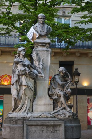 Foto de París, Francia - Abril 2021 - Estatua del siglo XX de Jean-Antoine Injalbert del siglo XIX, filósofo francés Auguste Comte, en la Plaza de la Sorbona, frente a la Capilla de la Universidad en el distrito 5 - Imagen libre de derechos