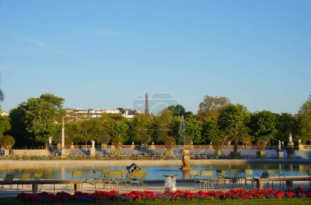 Foto de París, Francia - abril 2021 - Un estanque en los Jardines de Luxemburgo (Jardín du Luxembourg), el parque del Senado francés, en el distrito 6, con la parte superior de la Torre Eiffel en el fondo - Imagen libre de derechos