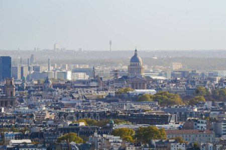 Téléchargez les photos : Paris, France - 2 novembre 2022 - Vue depuis le 1er étage de la Tour Eiffel sur le Quartier Latin, dans le 5ème arrondissement : le dôme du Panthéon du 18ème siècle domine le Mont Sainte-Geneviève - en image libre de droit