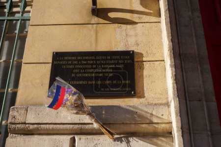 Téléchargez les photos : Paris, France - Avril 2021 - Plaque commémorative sur le mur du lycée Henri IV à la mémoire des élèves juifs déportés sous l'occupation allemande, avec l'aide du gouvernement de Vichy, pendant la Seconde Guerre mondiale - en image libre de droit