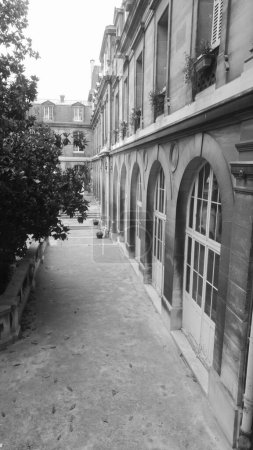 Foto de París, Francia - Julio 2019 - Foto en blanco y negro de un ala de la prestigiosa escuela Lycee Janson de Sailly, bordeando el patio principal, con ventanas de arco, en Rue de la Pompe, distrito 16 - Imagen libre de derechos