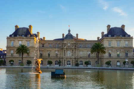 Foto de París, Francia - abril 2021 - Hermoso estanque de agua frente al Palacio de Luxemburgo (Palais du Luxembourg), sede del Senado francés, en el parque del mismo nombre, situado en el Barrio Latino - Imagen libre de derechos