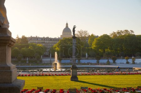 Foto de París, Francia - Abril 2021 - Hermosa vista de la salida del sol en el Panteón y el estado de ánimo de la mañana en los magníficos Jardines de Luxemburgo (Jardín du Luxembourg), el parque del Senado francés, en el distrito 6 - Imagen libre de derechos