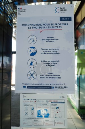 Téléchargez les photos : Albi, France - Avril 2020- Lignes directrices officielles de sécurité du ministère français de la Santé, affichées sur un panneau d'affichage, recommandant la distance sociale et des gestes de barrière tels que se laver les mains régulièrement - en image libre de droit
