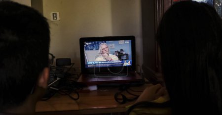 Foto de Marsella, Francia - 30 de abril de 2020 - Los franceses ven la entrevista del Dr. Didier Raoult, el controvertido profesor de medicina de renombre mundial que aboga por la hidrocloroquina-azitromicina para Covid-19 - Imagen libre de derechos
