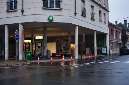Foto de Reims, Francia - 14 de octubre de 2022 - Estación de servicio cerrada en Crs Street, en medio de la escasez de suministro de gas, debido a una huelga en un contexto de inflación y guerra: el acceso está prohibido con conos de construcción - Imagen libre de derechos