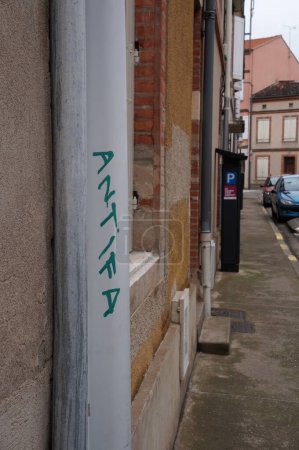 Téléchargez les photos : Albi, France - Mars 2023 - Des cas de dégradation des équipements urbains par des franges "antifa" d'extrême gauche, ici avec un marqueur vert sur un tuyau en PVC dans la rue, en signe de marquage du territoire - en image libre de droit