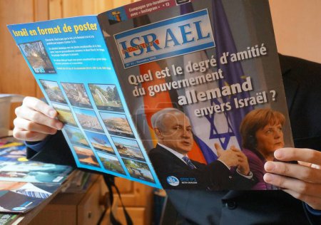 Foto de Albi, Francia - Nov. 2012 - Edición francesa de "News from Israel", titulada "¿Cuán confiable es la amistad del gobierno alemán con Israel? ", mostrando una foto del Primer Ministro Netanyahu con la Canciller Merkel - Imagen libre de derechos