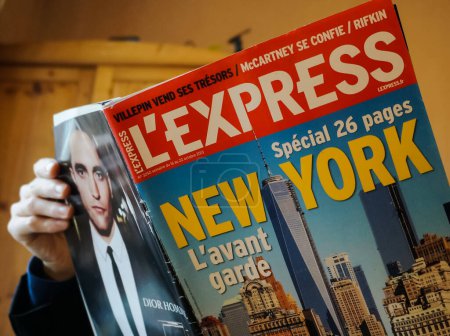 Téléchargez les photos : Albi, France - Octobre 2013 - La une de l'hebdomadaire français L'Express, titré "New York, l'avant-garde", avec une photo de One World Trade Center, et une publicité pour Dior sur la couverture arrière - en image libre de droit