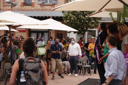 Foto de Toulouse, Francia - 25 de junio de 2020 - Antoine Maurice, candidato ecologista de Archipel Citoyen para alcalde de Toulouse y sus compañeros de fórmula saludan a entusiastas partidarios en una reunión electoral al aire libre - Imagen libre de derechos