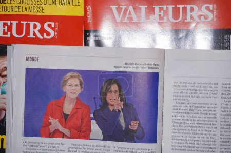 Foto de Occitanie, Francia - Oct. 2020 - Foto de los candidatos demócratas Elizabeth Warren y Kamala Harris, lado a lado, en un artículo del periódico conservador francés "Valeurs Actuelles" - Imagen libre de derechos