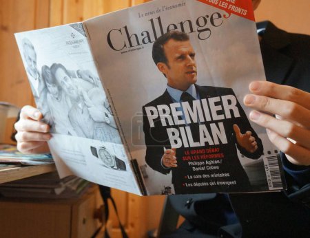 Foto de Albi, Francia - Feb. 2018 - Explorando un número de la revista semanal económica francesa Challenges titulado "Primera evaluación" (sobre el primer año de mandato del socialista Emmanuel Macron como presidente francés)) - Imagen libre de derechos